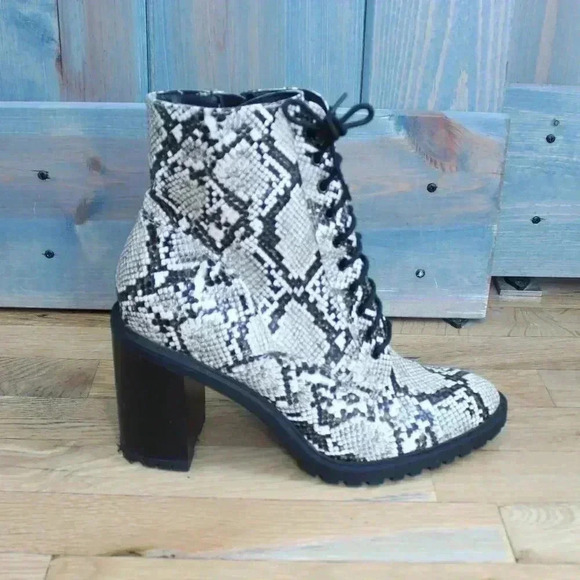 Faux Snakeskin Boots Forever 21 Lace Up Ankle Boots Side Zipper Size 10 NWOT - Picture 1 of 5